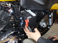 04年以降スポーツスターのバッテリー外し方 - Pigsty